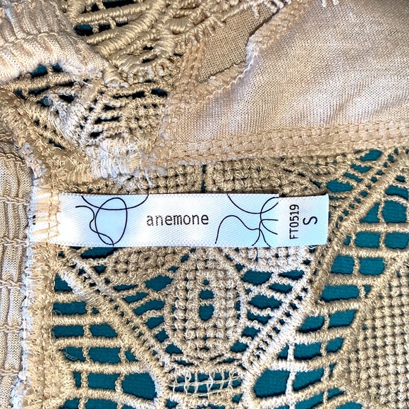 A nude colored crop top w/adjustable straps & removable pads.This is a size sm - Picture 3 of 4